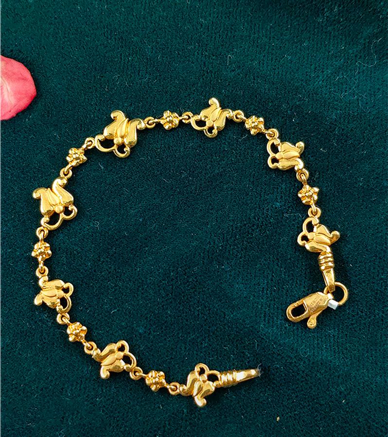 Graceful Design in Gold Ladies Bracelet