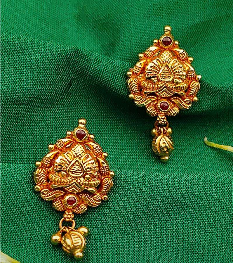 Handcrafted Antique Gold Stud Earring with Nature Motifs