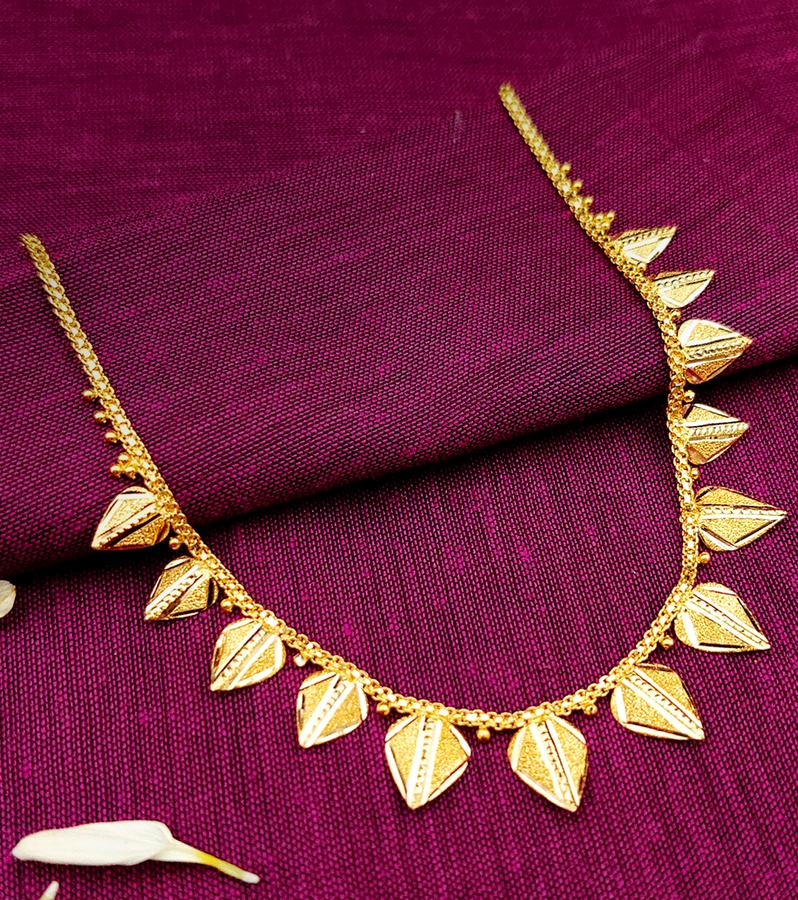 Sleek Minimal Leaf Pattern Kundan Mango Short Necklace