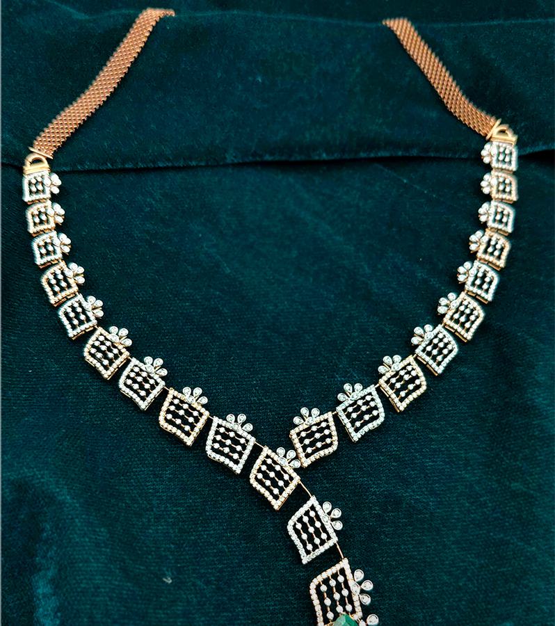 Beautiful Emerald & Diamond-Studded 18KT Gold Necklace