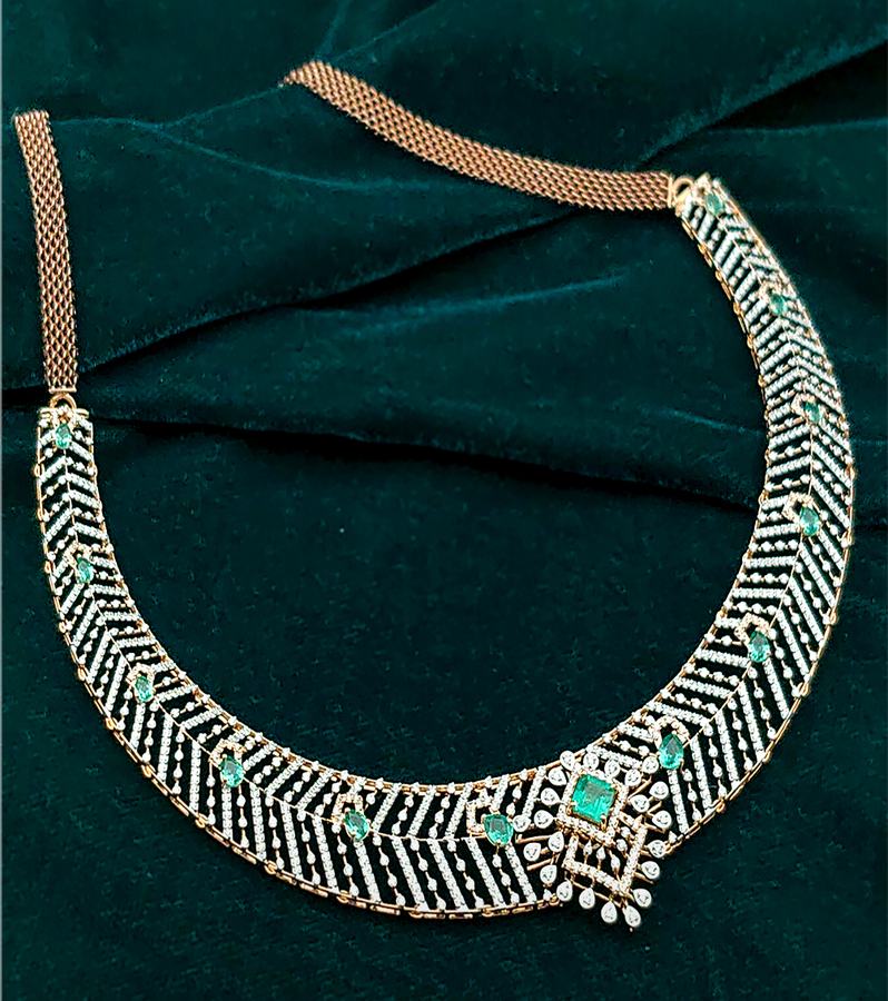 Elegant Diamond & Emerald 18KT Gold Collar Necklace