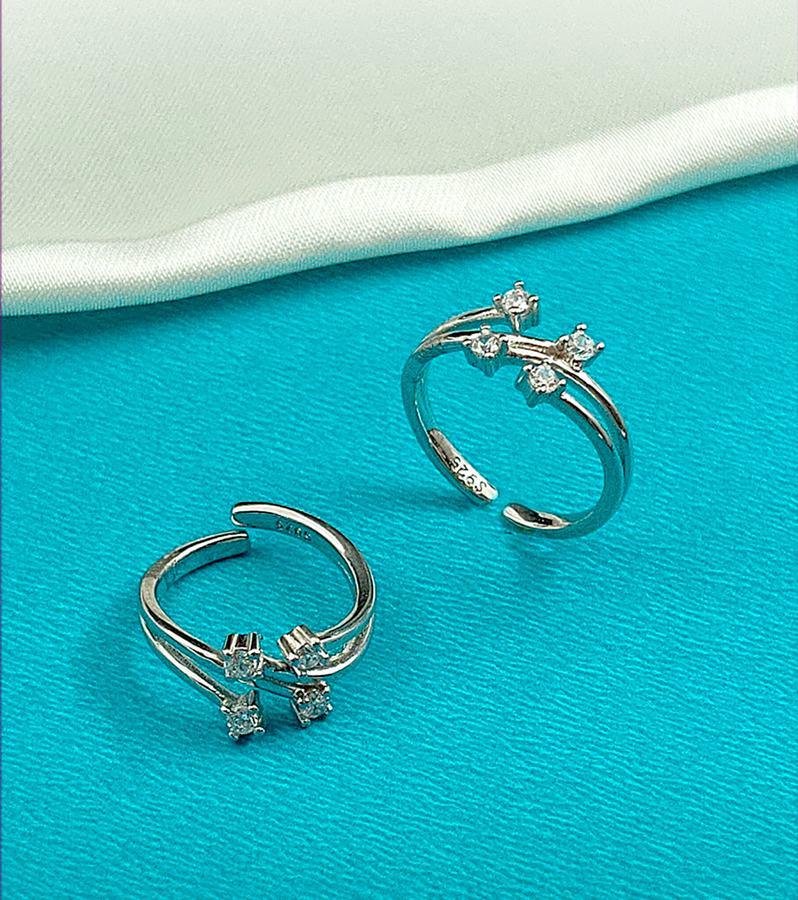 Pretty Silver Stone-Studded Floral Motif Toe Rings
